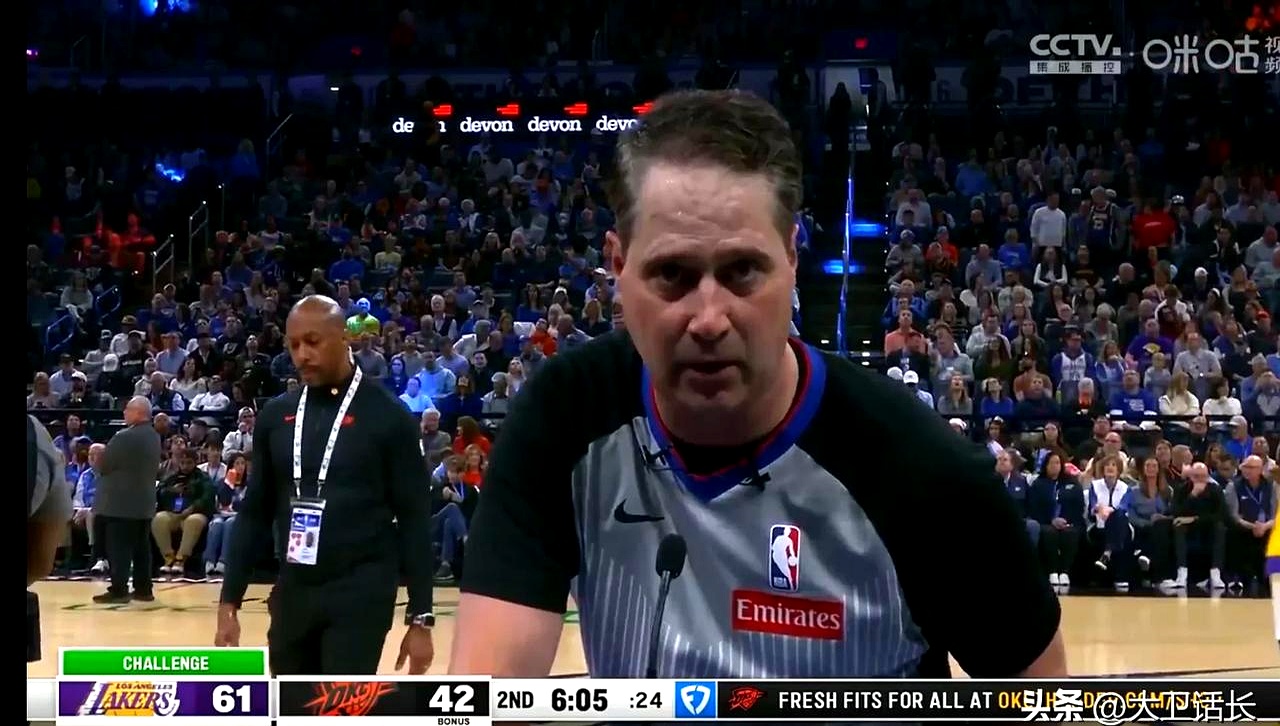 开云体育-湖人观众热烈欢呼！，阿扎伦卡迎来十二赛季出色发挥观众掌声雷动-开云体育